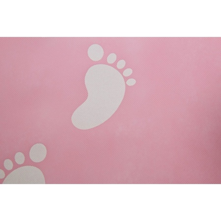 Roze loper met baby voetjes
